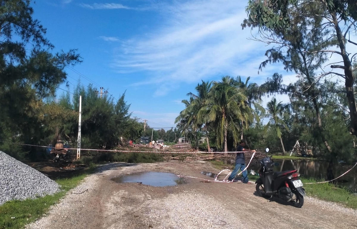 Gia đình ông Lai dùng vật cản chắn ngang đường ĐT 613B. (Ảnh CTV)