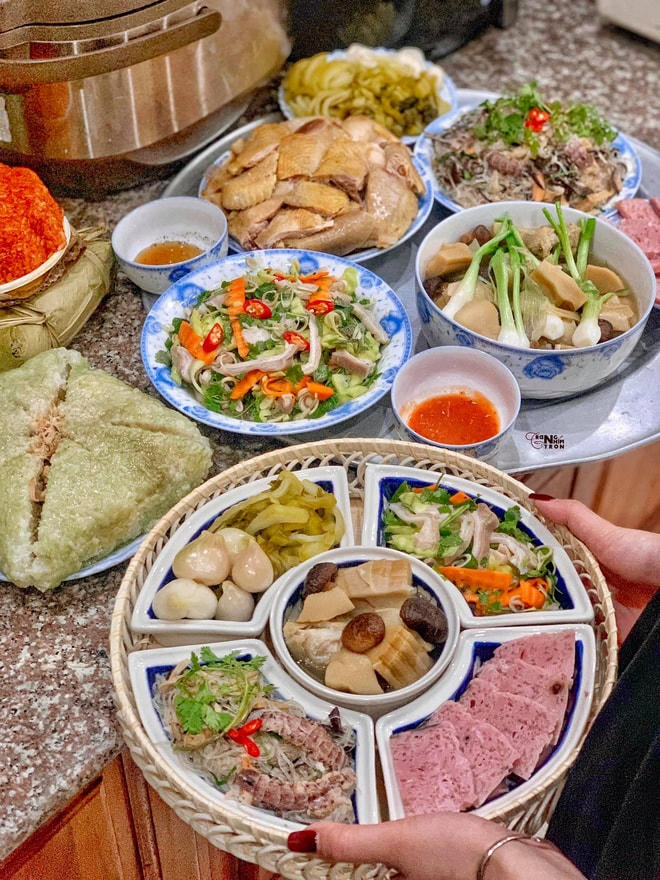 Ở những nơi khác thì còn có thêm các món ăn đặc trưng của từng địa phương hoặc theo sở thích mỗi gia đình.