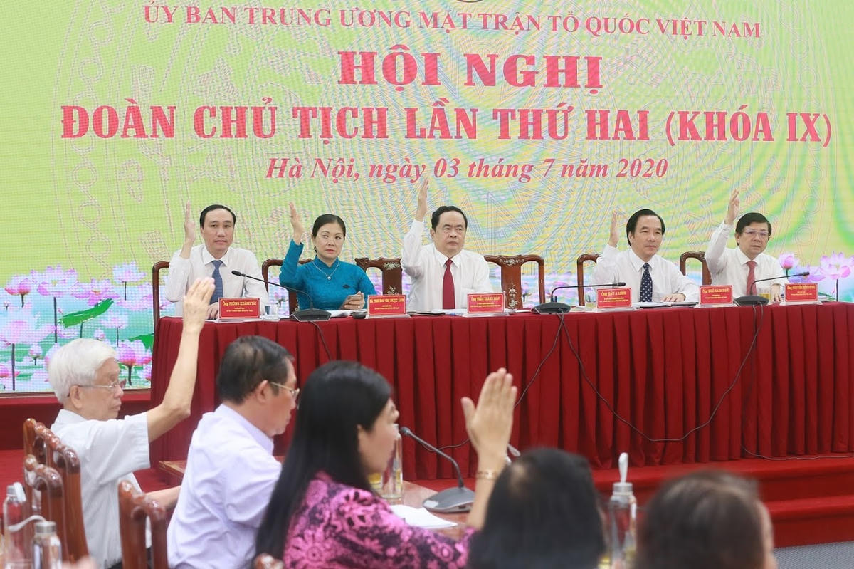 Thông qua Nghị quyết Hội nghị Đoàn Chủ tịch. Ảnh: Quang Vinh.