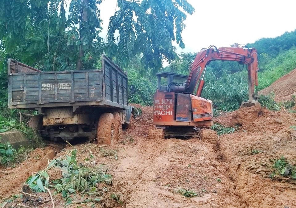 Quá nhiều vị trí sạt lở nặng khiến các lực lượng vẫn chưa thể thông tuyến vào xã Phước Thành, Phước Lộc. Ảnh: HUỲNH CHÍN