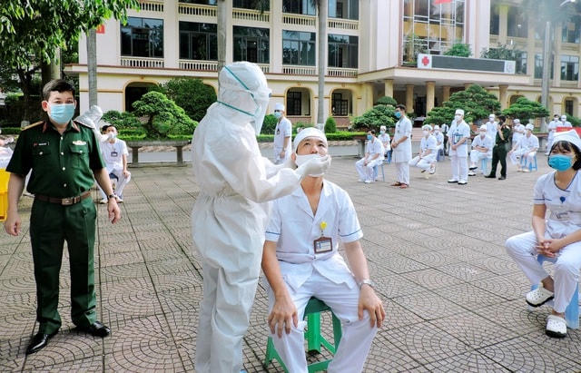 Một tấm ảnh ở góc chụp khác về Đại tá Diêm Đăng Thanh tại buổi kiểm tra. (Ảnh tác giả Trần Viết Dến cung cấp).  