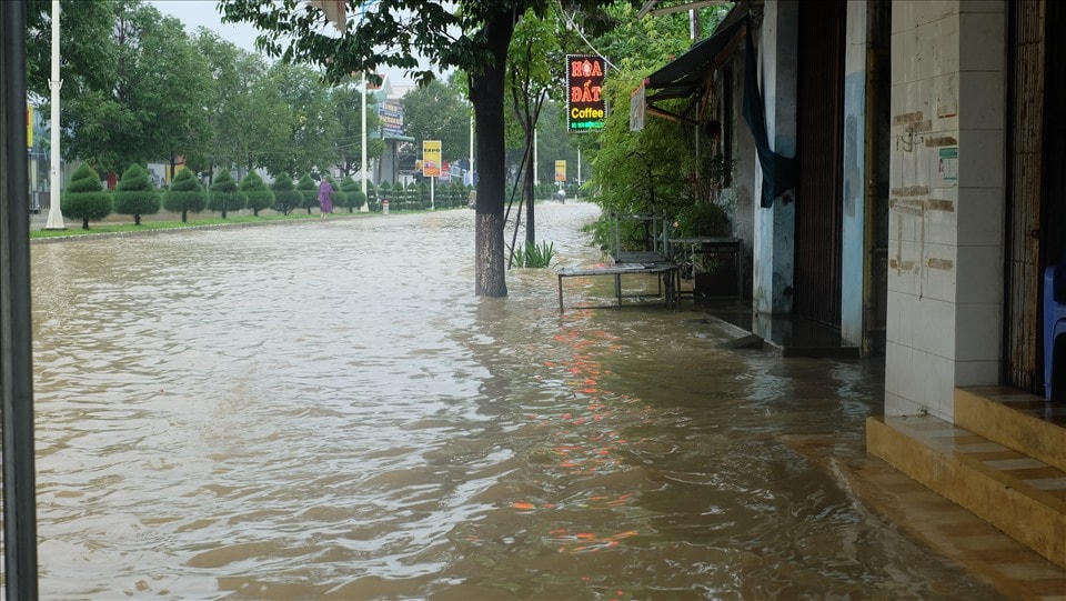 Ngập lụt ở Nha Trang do mưa lớn kéo dài mấy ngày qua. Ảnh: Lao động.