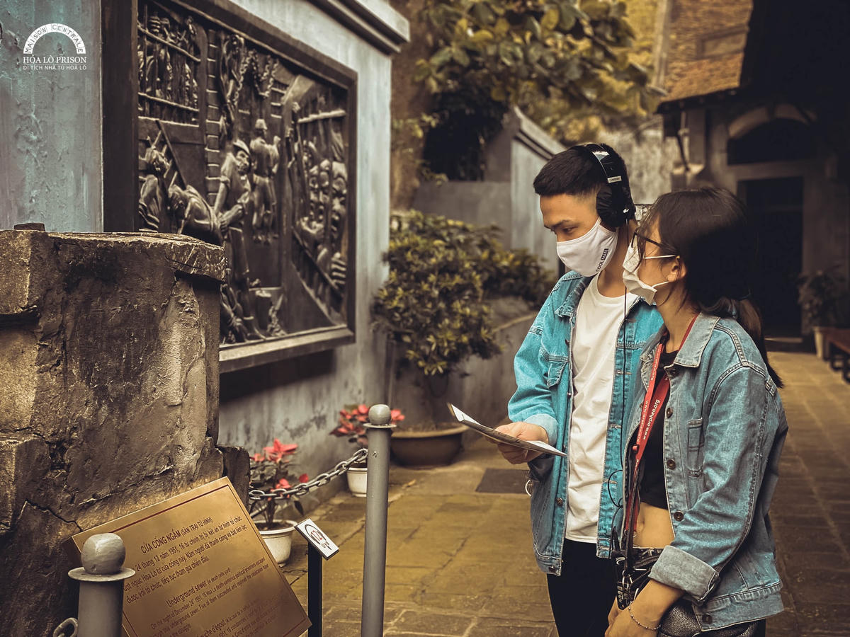 Khách tham quan Di tích Nhà tù Hỏa Lò.