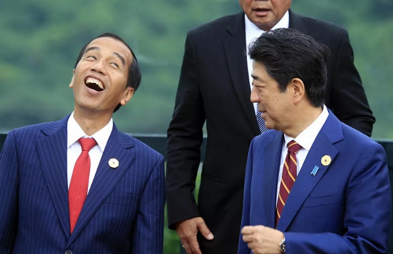 Tổng thống Indonesia Joko Widodo có biểu cảm vô cùng hài ước khi trò chuyện với cựu Thủ tướng Nhật Bản Shinzo Abe trong buổi chụp ảnh cung tại Hội nghị cấp cao Diễn đàn Hợp tác Kinh tế Châu Á - Thái Bình Dương (APEC) tại Đà Nẵng, Việt Nam, năm 2017.