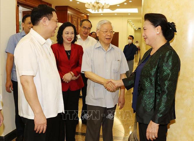 Tổng Bí thư, Chủ tịch nước Nguyễn Phú Trọng và đồng chí Nguyễn Thị Kim Ngân, Ủy viên Bộ Chính trị, Chủ tịch Quốc hội với các đại biểu dự buổi làm việc với Ban Thường vụ Thành ủy Hà Nội. Ảnh: Trí Dũng/TTXVN.