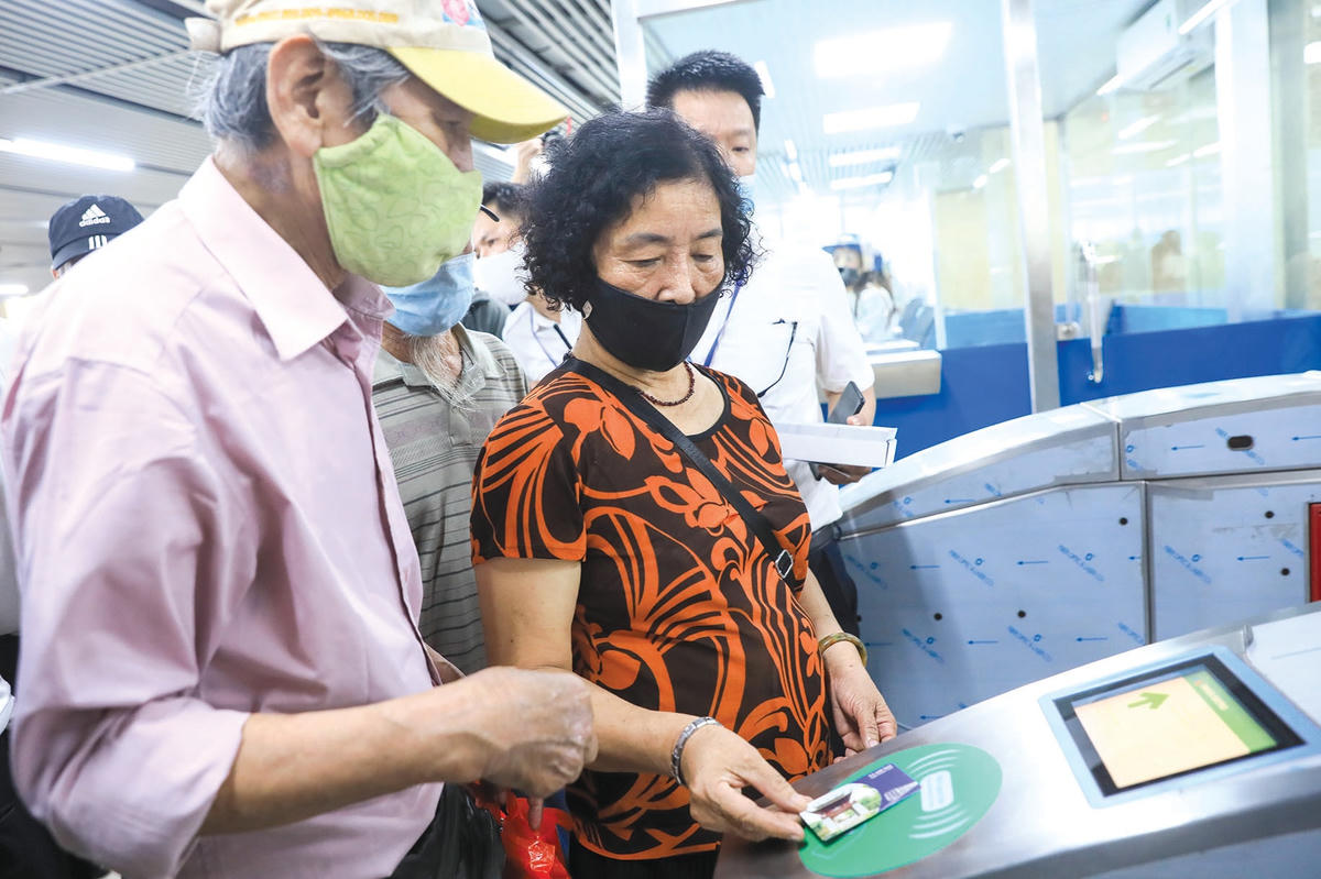 Mỗi người khi đi qua cửa kiểm soát phải có thẻ lên tàu. Ảnh: Quang Vinh.
