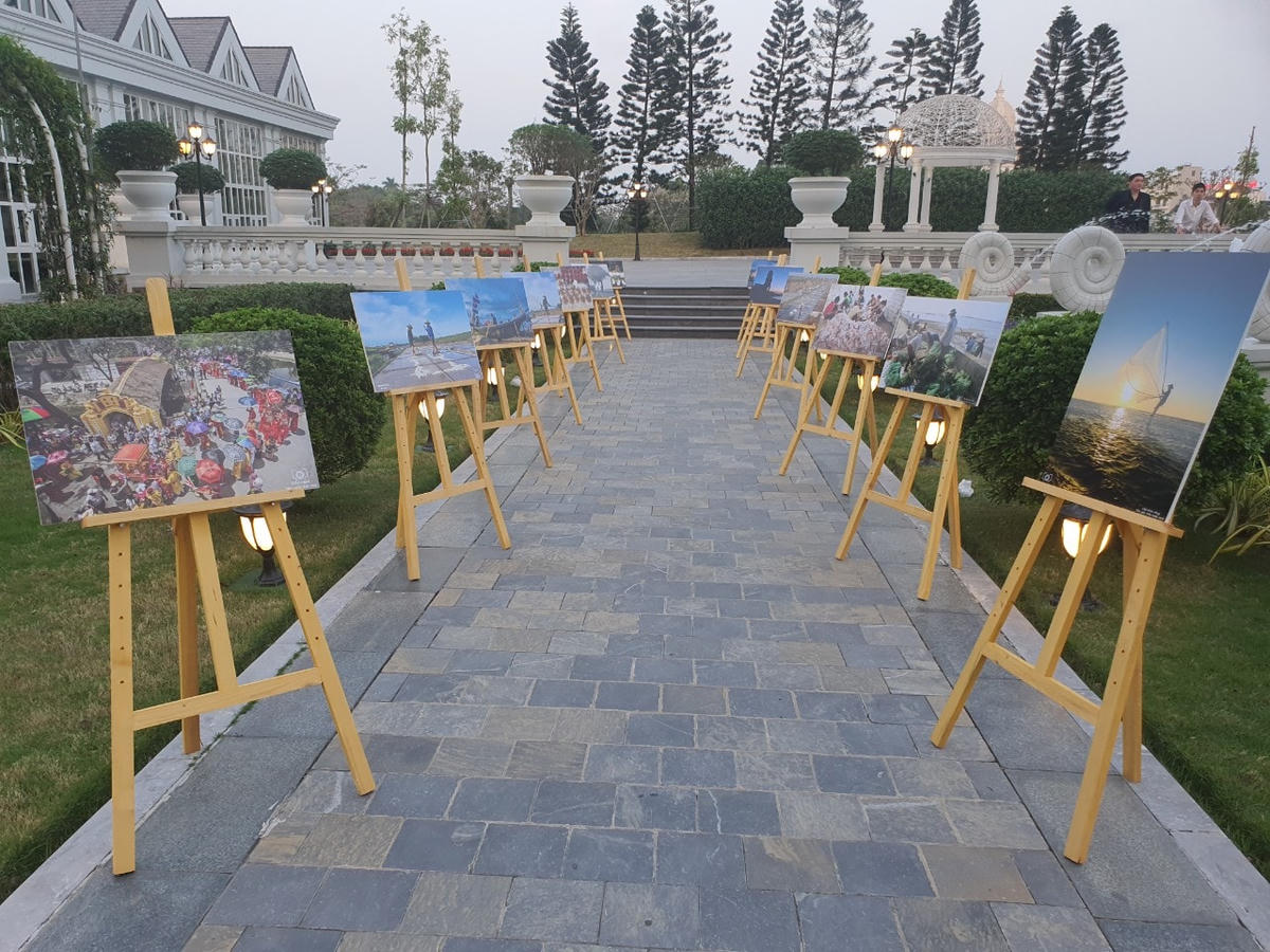Không gian trưng bày ảnh nghệ thuật về đời sống nông nghiệp, diêm nghiệp, ngư nghiệp-nguồn cung cấp nguyên liệu để các nghệ nhân làm ra các món ẩm thực.