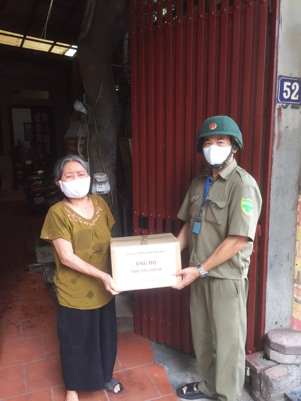 Tổ trưởng Tổ dân phố hỗ trợ người dân gặp khó khăn trong dịch Covid-19.