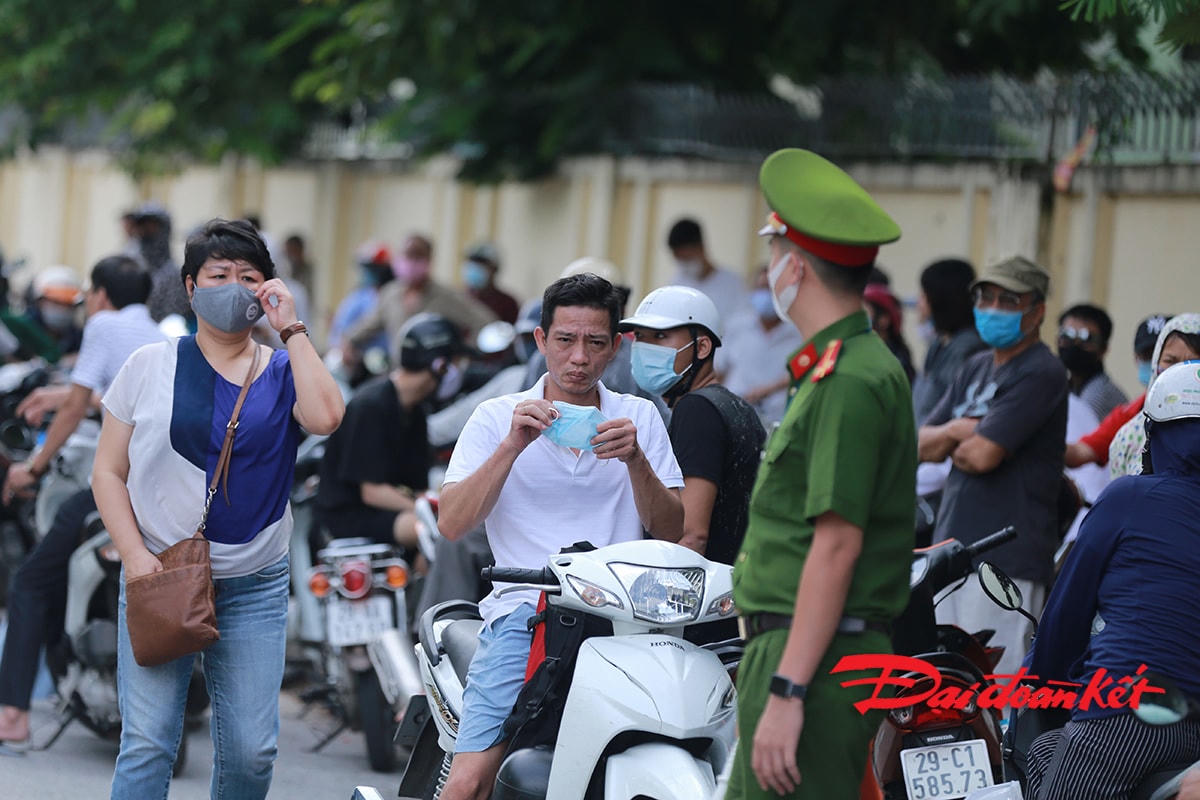 Cảnh sát yêu cầu phụ huynh đeo khẩu trang nơi công cộng.
