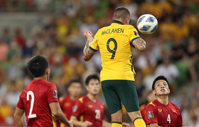 Tiền đạo Jamie Maclaren thoải mái đánh đầu tung lưới thủ môn Tấn Trường ghi bàn mở tỷ số 1-0 cho tuyển Australia.