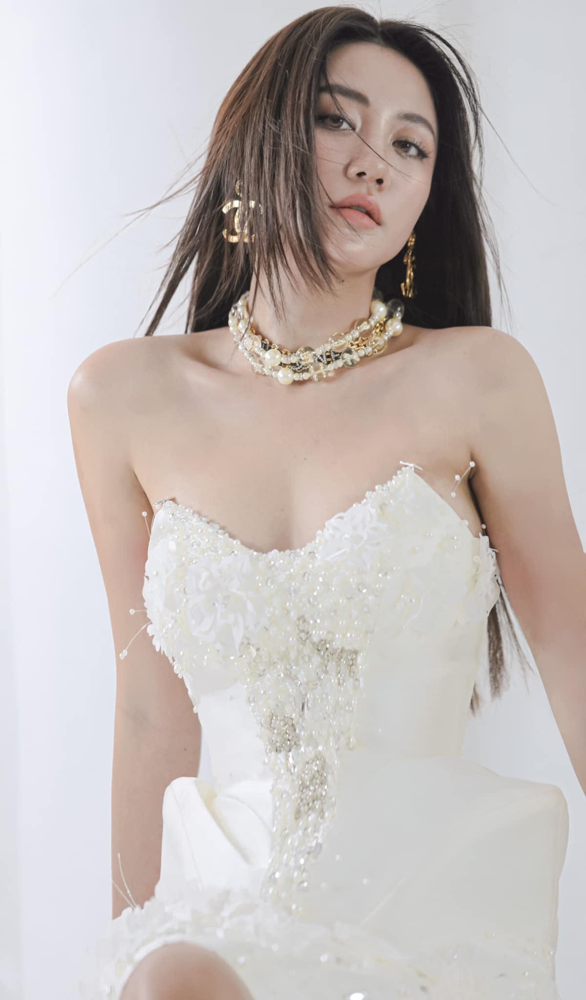 Văn Mai Hương quyến rũ, xinh đẹp trong chiếc đầm trắng trong "Ngày của Hương".