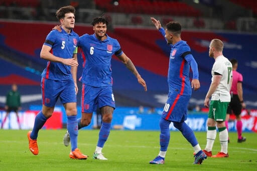 Maguire (trái) trở thành cầu thủ thứ 33 của Man Utd ghi bàn cho tuyển Anh.
