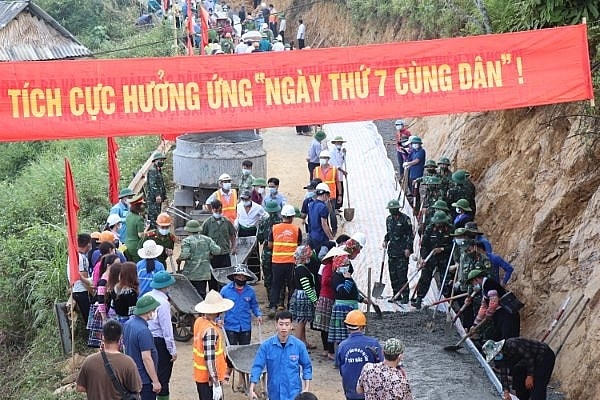 [ẢNH] Bí thư, Chủ tịch tỉnh xuống bản xúc đất làm đường, xây nhà văn hóa