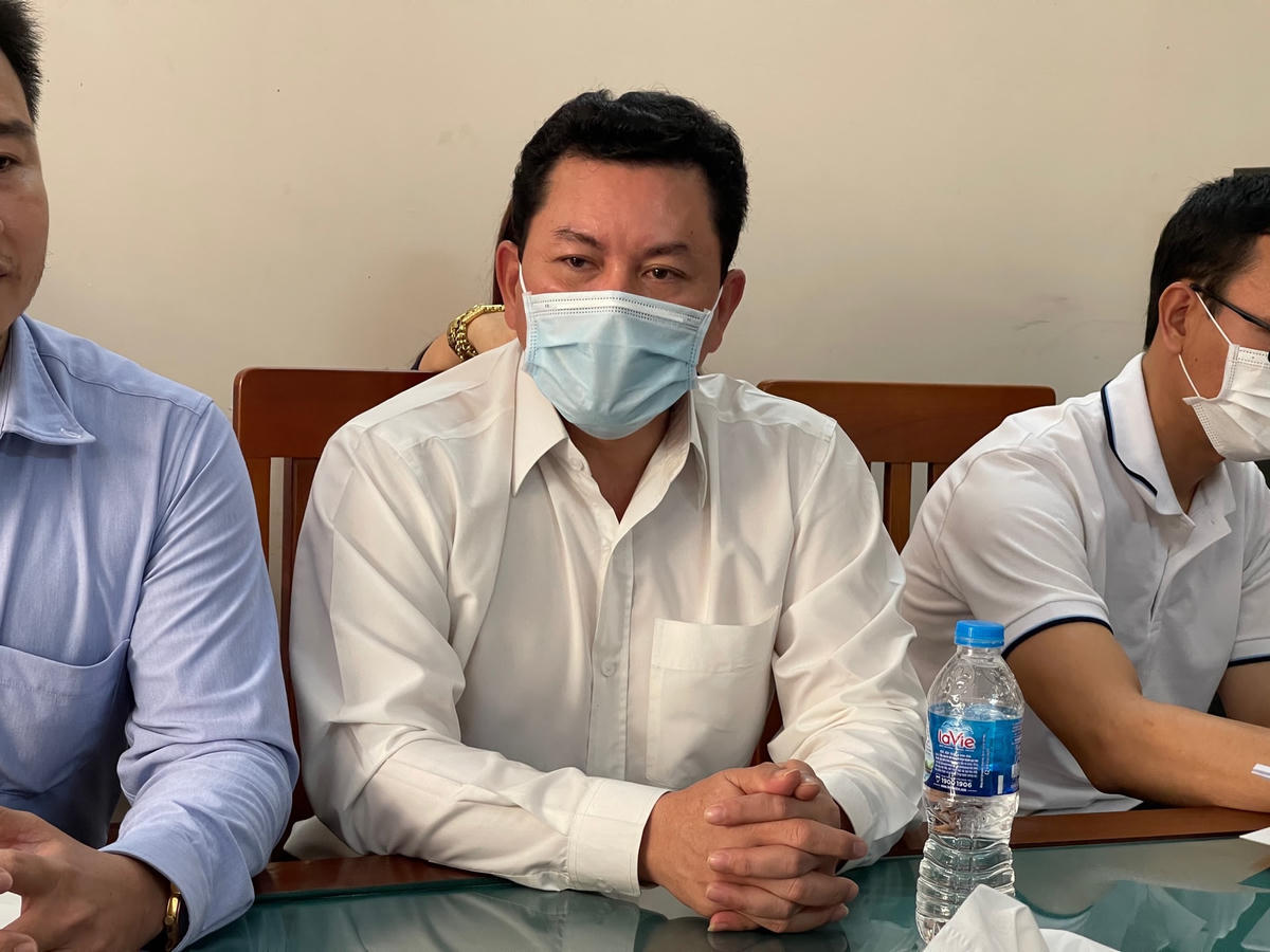 Ông Võ Hoàng Yên (giữa) phủ nhận việc “ăn chặn” cứu trợ.