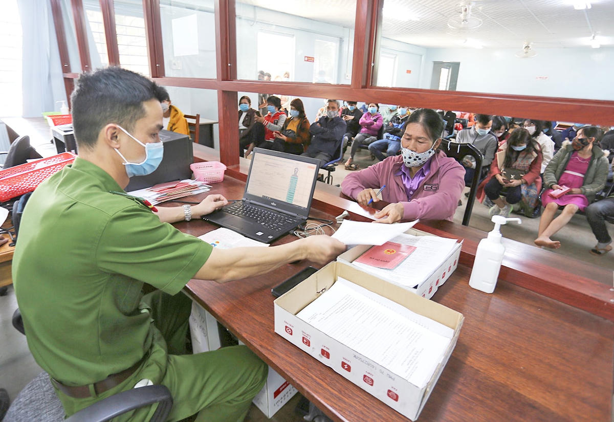 Công an các địa phương đang gấp rút đẩy nhanh tiến độ cấp thẻ CCCD gắn chíp điện tử.