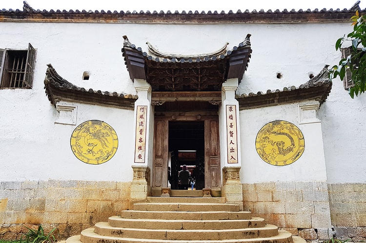 Cửa vào nhà Vương.
