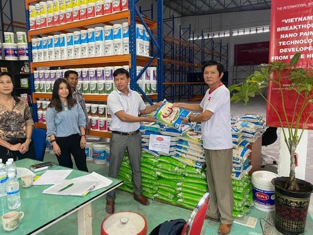 Ông Ngô Sỹ Tuyên (ngoài cùng bên phải), Giám đốc Công ty Sơn KOVA Malaysia, đại diện Tập đoàn Sơn KOVA Việt Nam, trao hàng cứu trợ cho Ban Liên lạc người Việt Nam tại Johor, Malaysia. Nguồn: Ban Liên lạc người Việt Nam tại Johor.