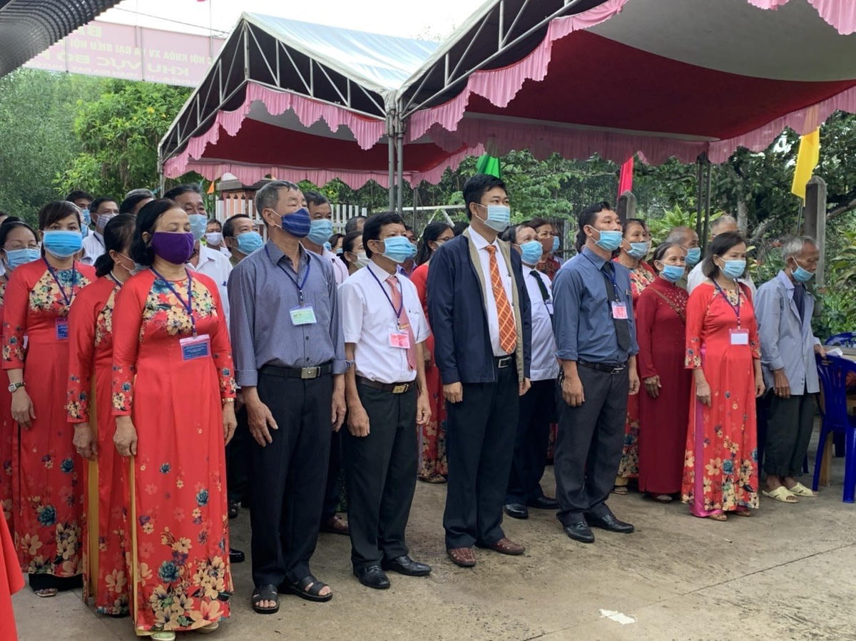 Đại biểu cùng cử tri chào cờ trước giờ khai mạc bầu cử.