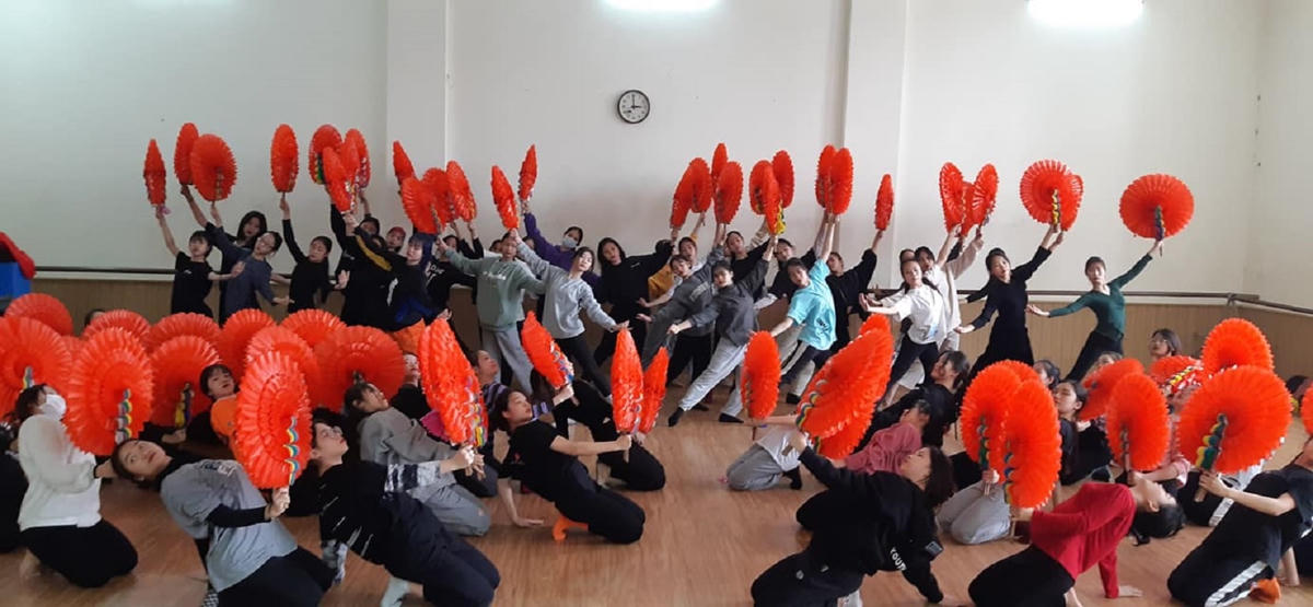 Các nghệ sĩ luyện tập chuẩn bị cho chương trình đại nhạc hội Khát vọng - Toả sáng.