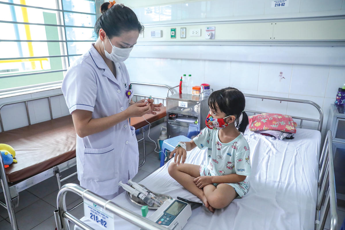 Y tá điều trị cho các bệnh nhân.