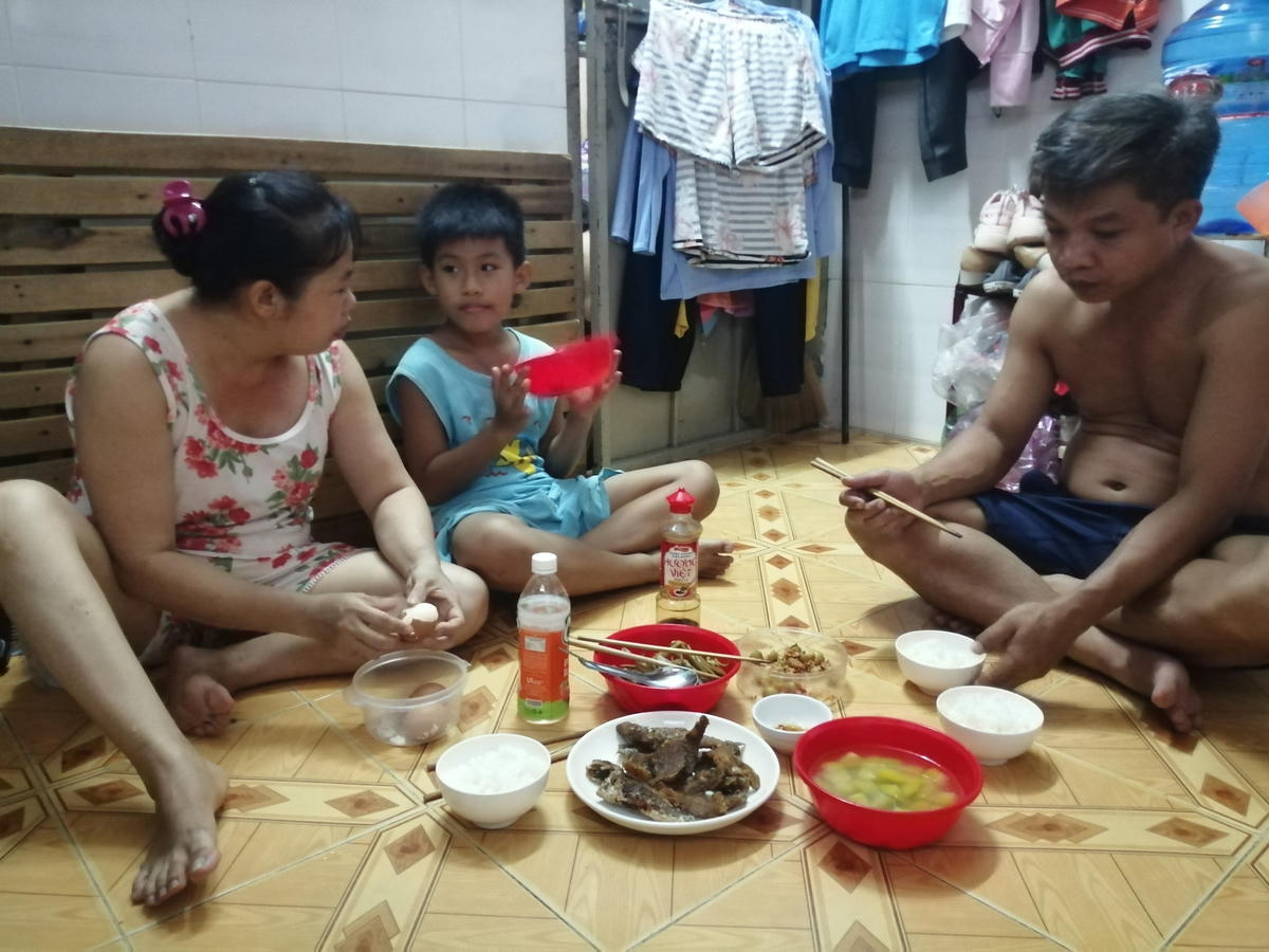 Bữa cơm nhà chị Vân trong những ngày giảm việc.
