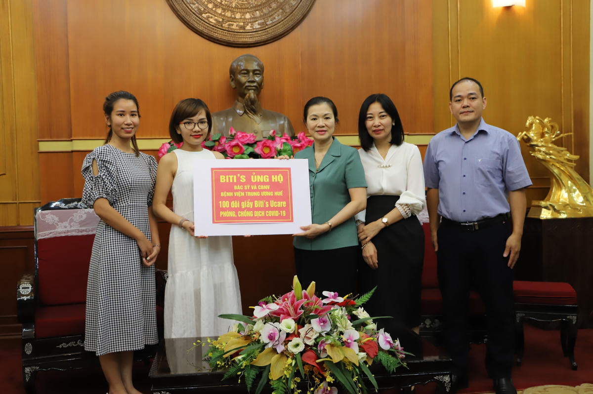 Phó Chủ tịch Trương Thị Ngọc Ánh tiếp nhận 100 đôi giày Bitís Ucare từ nhà tài trợ Bitís.