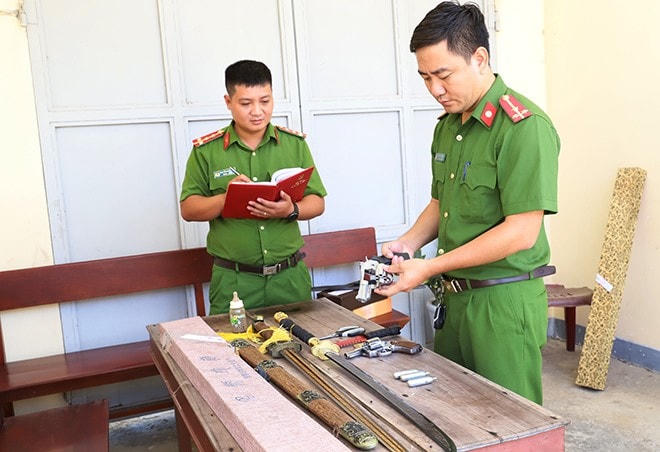 Công an thu nhiều vũ khí