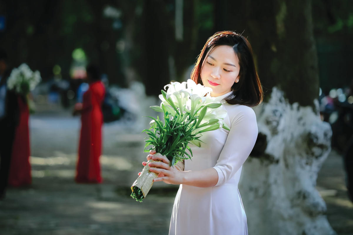Cứ vào thời điểm hoa loa kèn nở rộ cũng là lúc các cô gái chuẩn bị áo quần để chụp bộ ảnh lãng mạn.