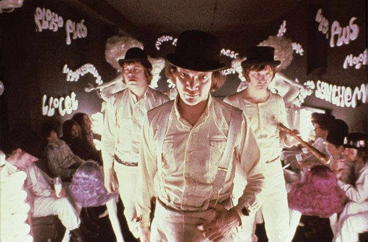 Bộ phim A Clockwork Orange của Stanley Kubrich ra mắt năm 1971 đã lập tức tạo ra những luồng ý kiến trái chiều khi chứa đựng rất nhiều phân cảnh bạo lực gây sốc. Đặc biệt, hình ảnh các nhân vật sử dụng đai quần chữ Y, kết hợp với mũ và bốt đã gây ra không ít ám ảnh.
