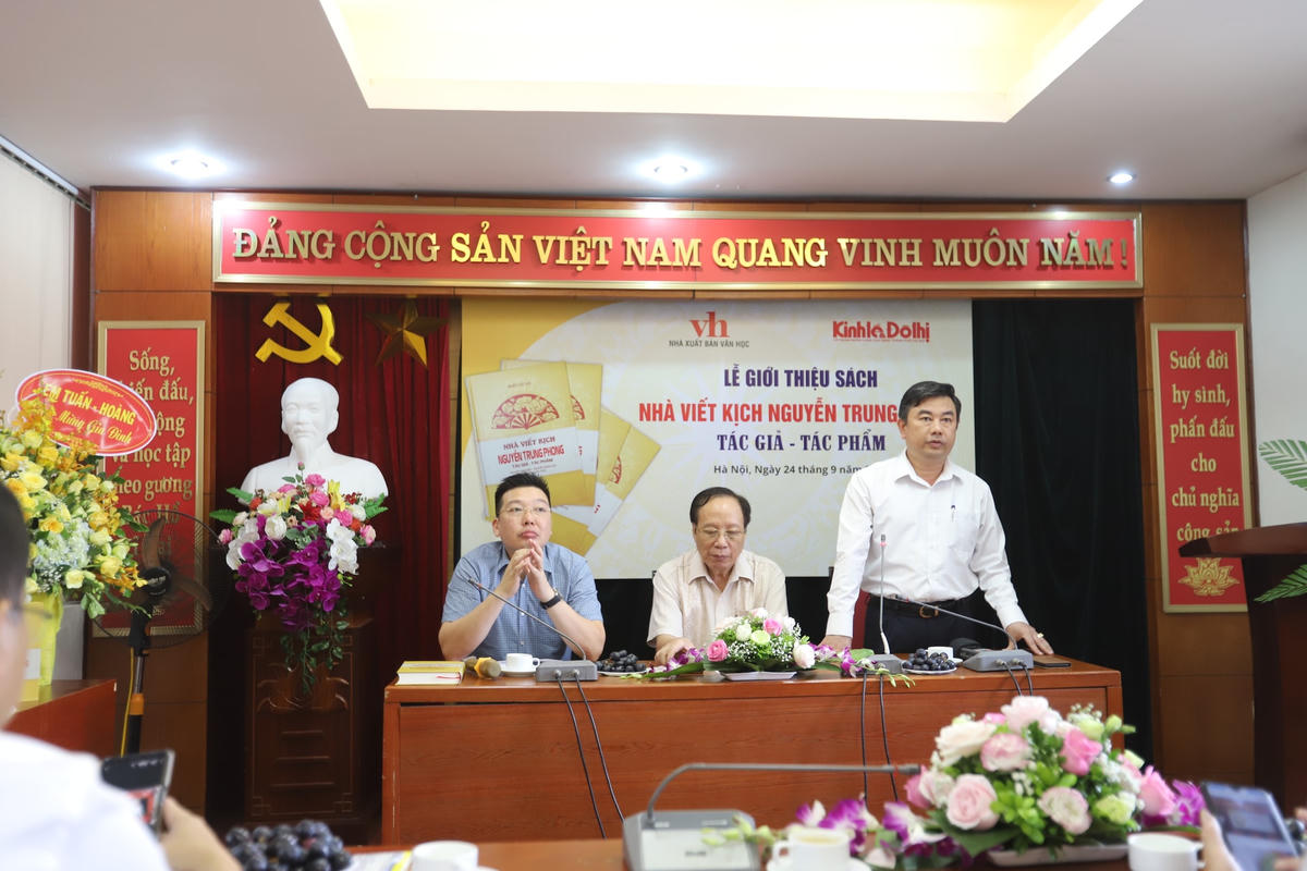 Lễ giới thiệu sách “Nhà viết kịch Nguyễn Trung Phong: Tác giả - tác phẩm”.
