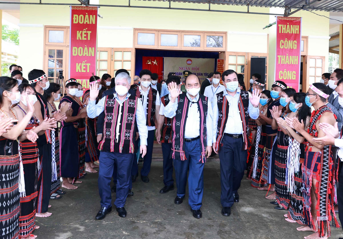 Chủ tịch nước Nguyễn Xuân Phúc, Bí thư Trung ương Đảng, Chủ tịch UBTƯ MTTQ Việt Nam Đỗ Văn Chiến trong vòng tay chào đón của người dân xã Ba tại Ngày hội Đại đoàn kết. Ảnh TTXVN.