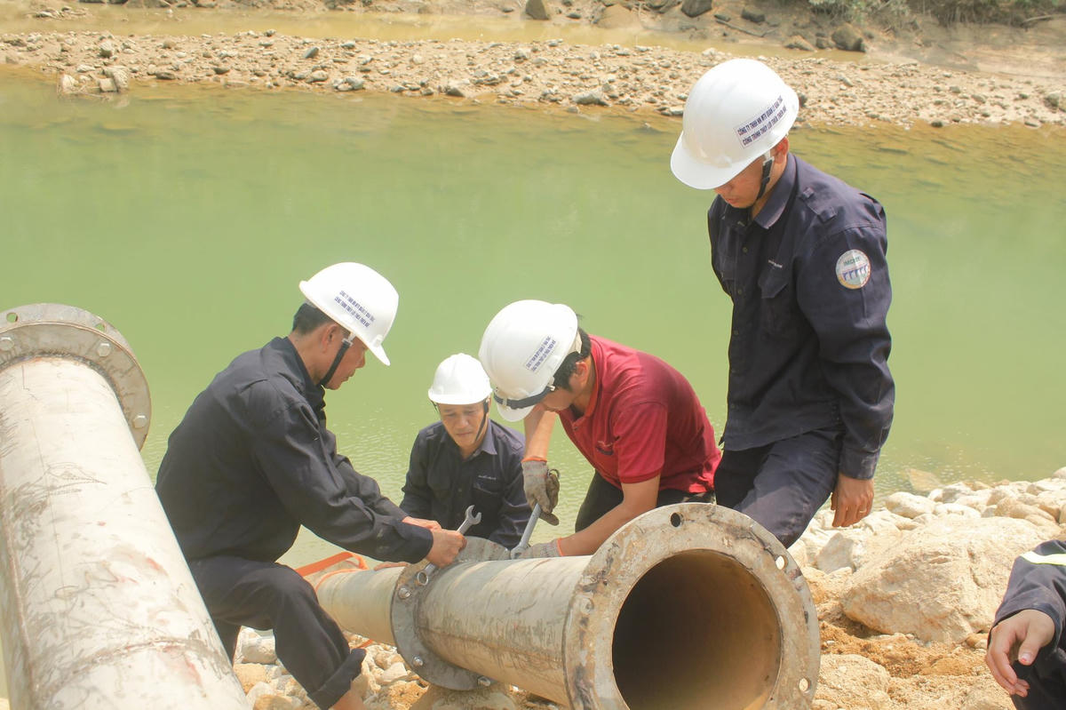 Lực lượng tìm kiếm lắp đặt các phương tiện tập trung bơm nước nhằm tổ chức tìm kiếm dưới lòng sông.