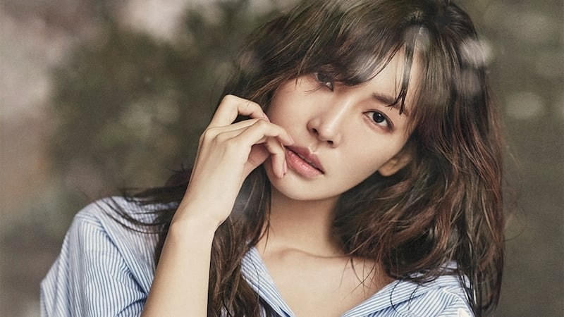 Nữ chính Kim So Yeon sở hữu gương mặt thanh thoát, góc cạnh. Cô là gương mặt quen thuộc trên màn ảnh xứ Hàn, nổi tiếng với dạng vai “ác ma”. Nữ diễn viên được khen ngợi khi biến những vai phản diện, “ác nữ” trở nên kinh điển.