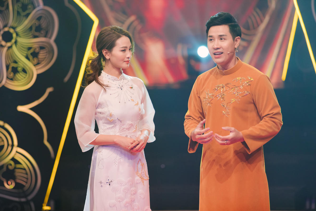 Bộ đôi MC Nguyên Khang - Huyền Trang.