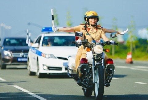 Các chiến sỹ nữ Cảnh sát giao thông đang mô phỏng lại bài tập dẫn các đoàn lãnh đạo. (Nguồn: congan.com.vn).