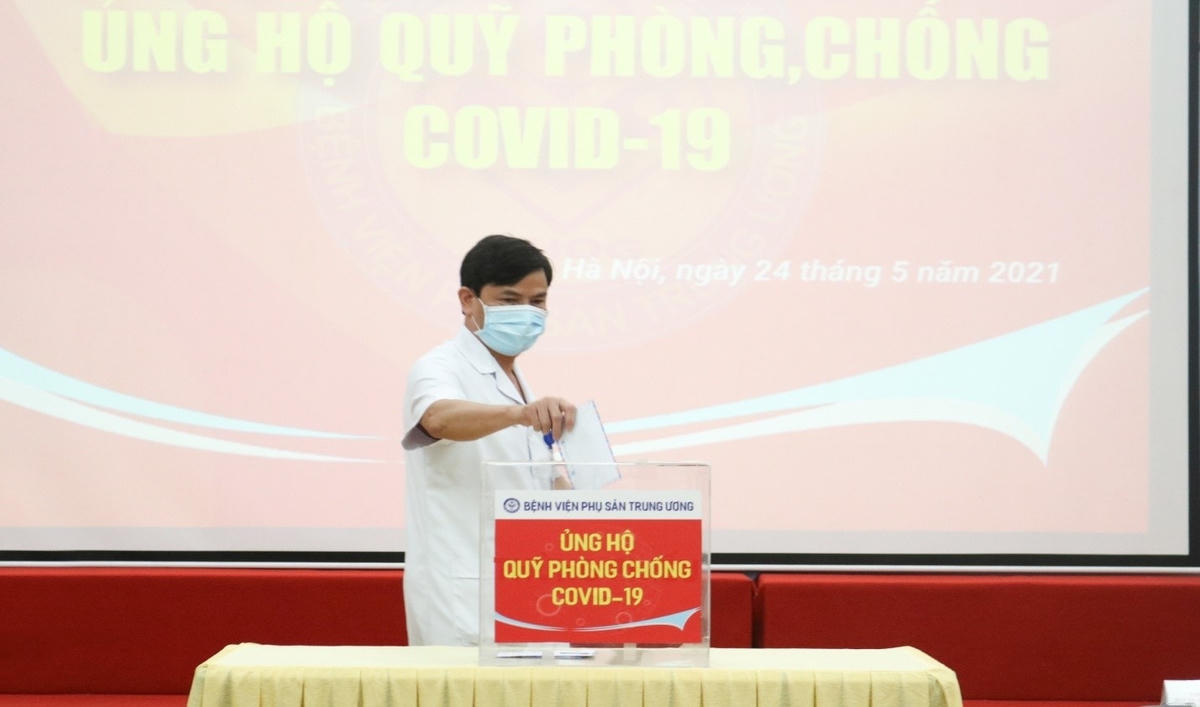 Phó Giám đốc Bệnh viện Lê Đình Cường ủng hộ Quỹ phòng, chống Covid-19.  