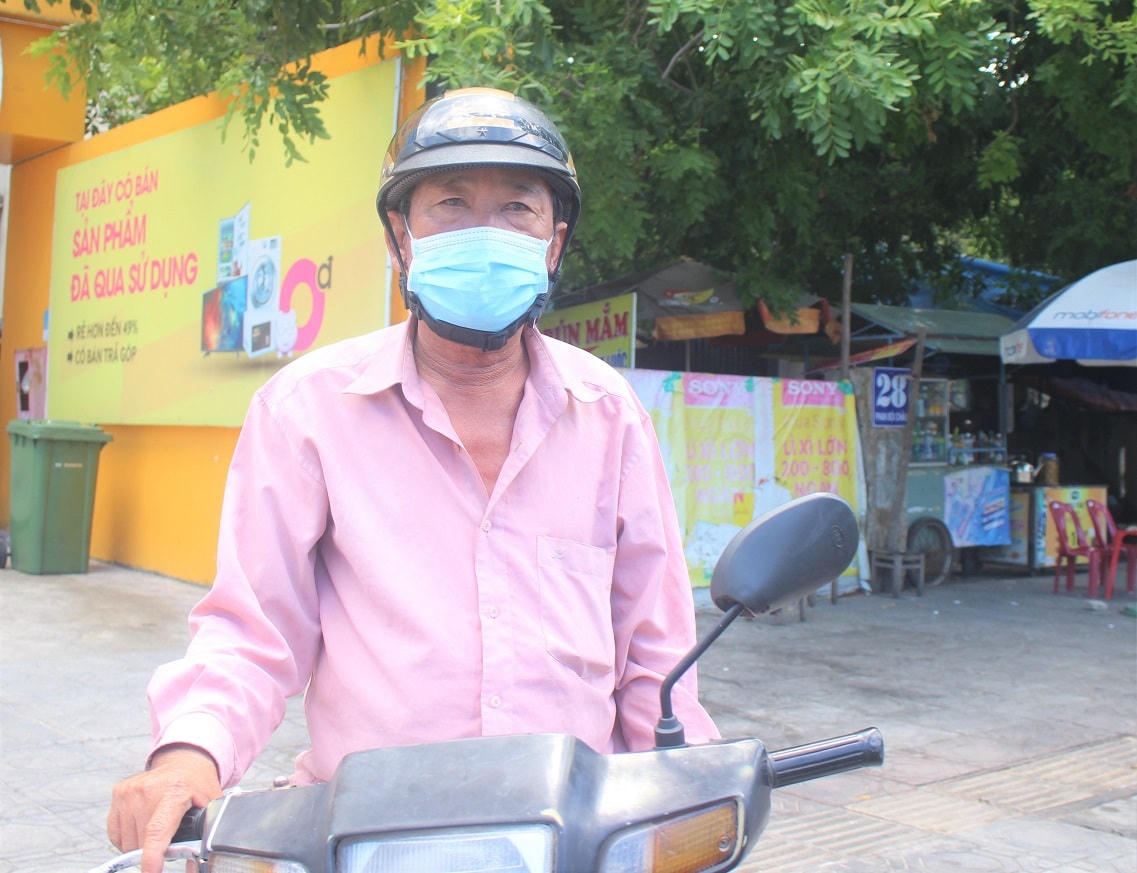 Ông Nguyễn Thành An (hành nghề xe ôm) bày tỏ mong muốn sớm được nhận tiền hỗ trợ.