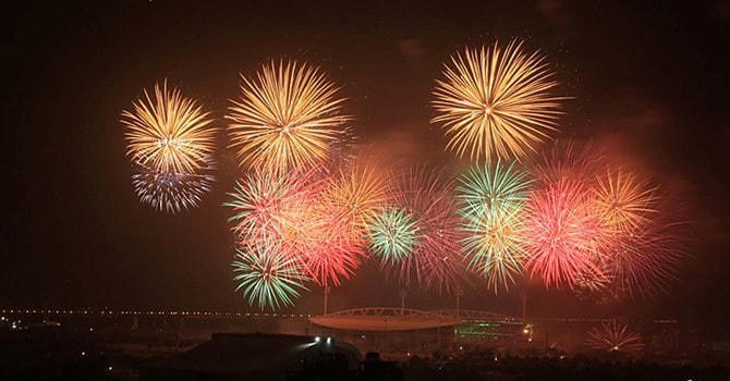 SVĐ Mỹ Đình rực rỡ trong màn pháo hoa tầm cao.