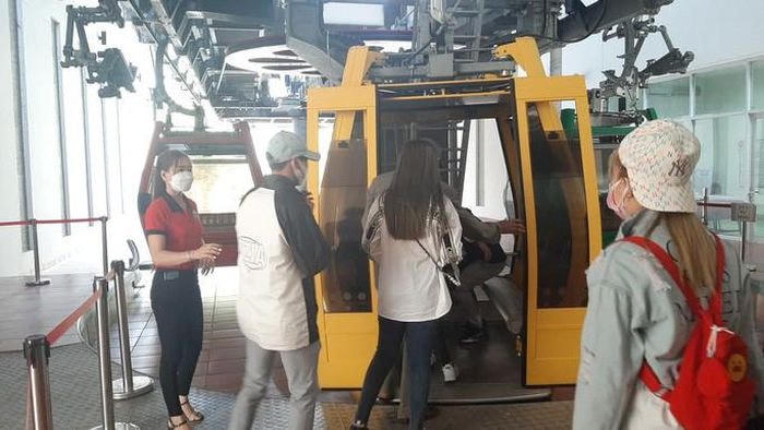 Cáp treo là phương tiện được gần 12.000 du khách lựa chọn đi lên Núi Cấm trong 2 ngày đầu năm.