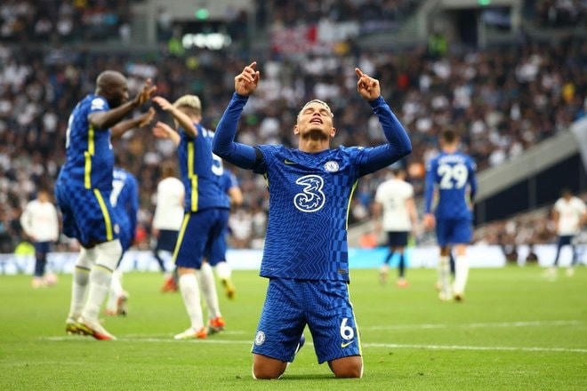 Thiago Silva mở tỉ số cho Chelsea.
