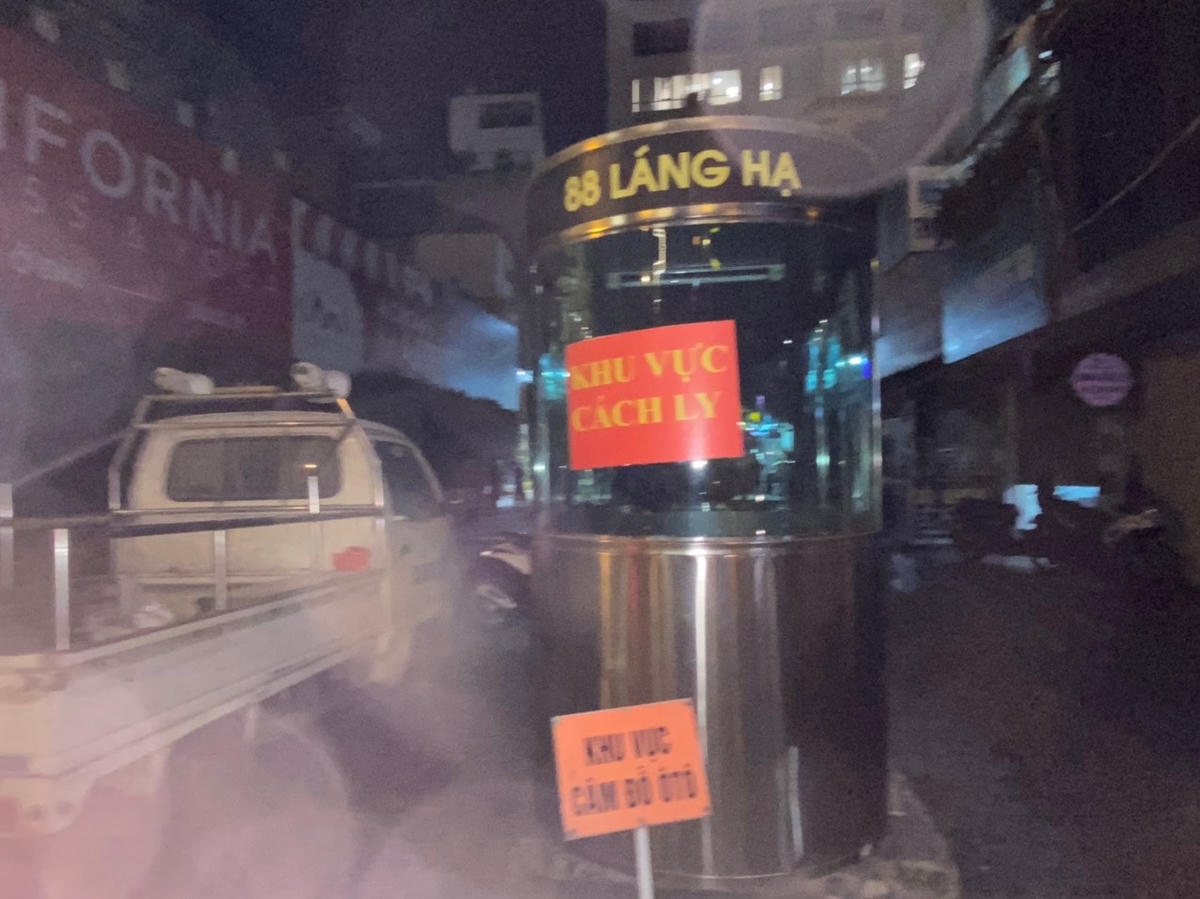 [ẢNH] Phong tỏa tòa nhà Chung cư 88 Láng Hạ nơi BN1956 sinh sống