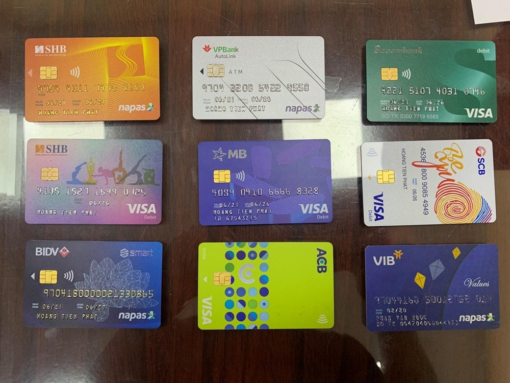 Những thẻ ngân hàng, CMND giả được Ngọc sử dụng.