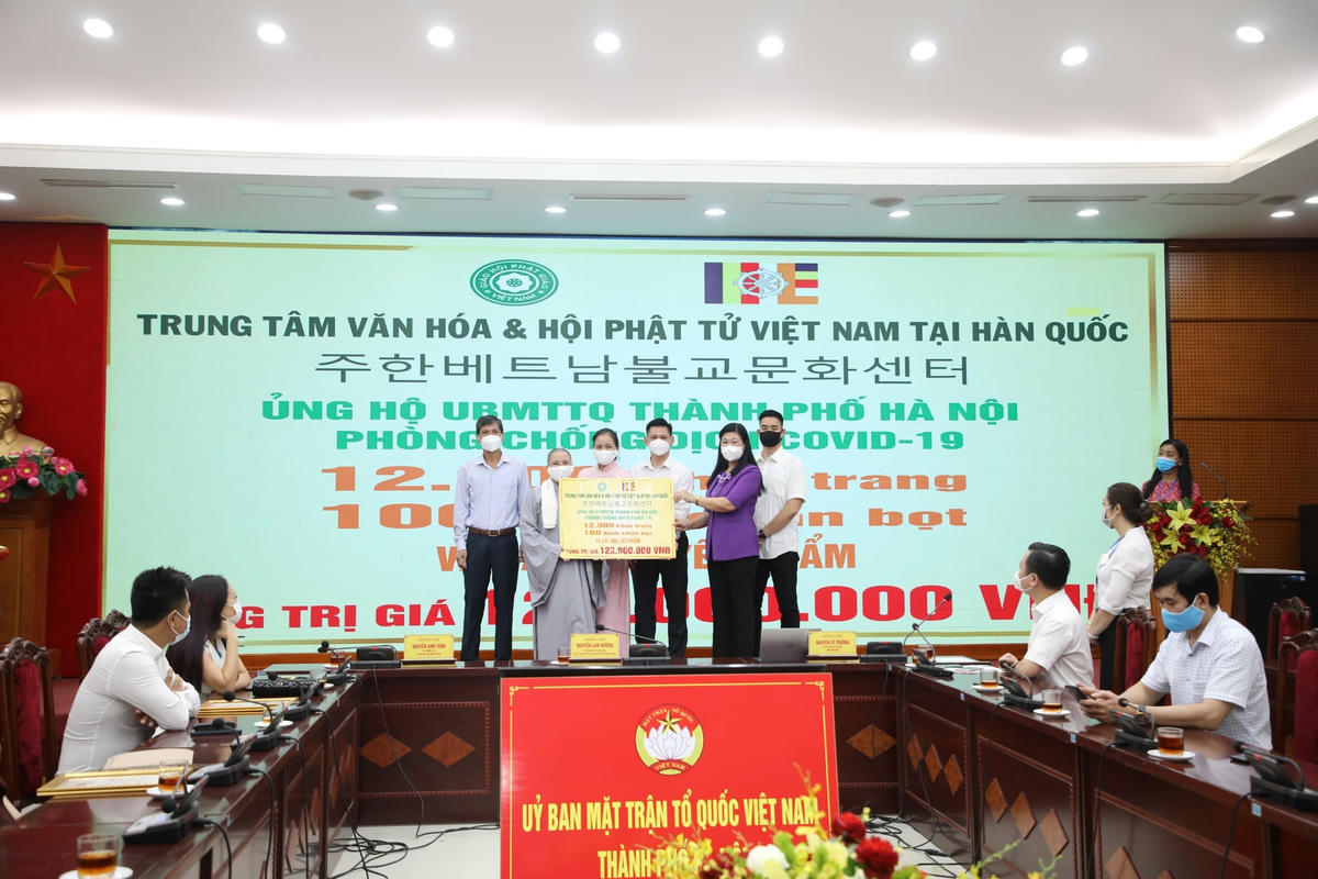 Bà Nguyễn Lan Hương tiếp nhận ủng hộ từ Trung tâm Văn hóa và Hội Phật tử Việt Nam tại Hàn Quốc.