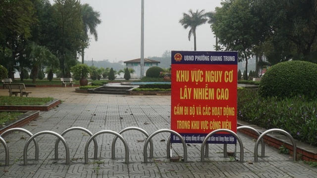 Biển cấm tại Công viên Bạch Đằng.  