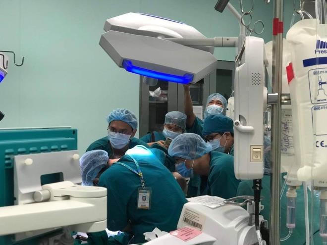 Bệnh viện Nhi đồng TP.HCM cho biết, ca mổ tách cặp song sinh Trúc Nhi - Diệu Nhi bắt đầu lúc 6h ngày 15/7, kết thúc lúc 18h cùng ngày. E-kip mổ gồm 100 người, trong đó có hơn 60 y, bác sĩ điều dưỡng, nhân viên Bệnh viện Nhi đồng TP.HCM và gần 30 chuyên gia từ các bệnh viện, trung tâm lớn trên cả nước như: Bệnh viện Nhi đồng 1, 2; Bệnh viện Chợ Rẫy; Chấn thương chỉnh hình; Bệnh viện Mắt; Bệnh viện Xuyên Á và trường Đại học Y dược TP.HCM cùng tham gia.  