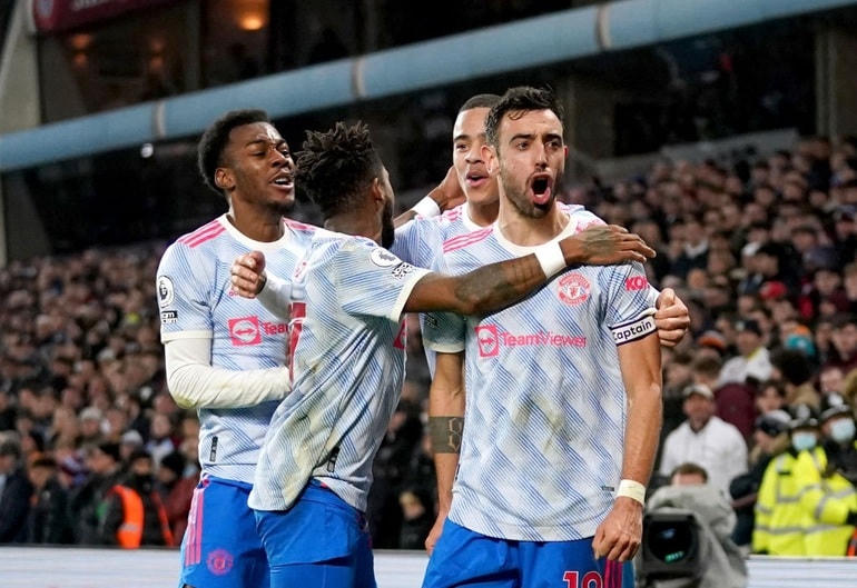Fernandes ăn mừng sau khi ghi bàn vào lưới Aston Villa.
