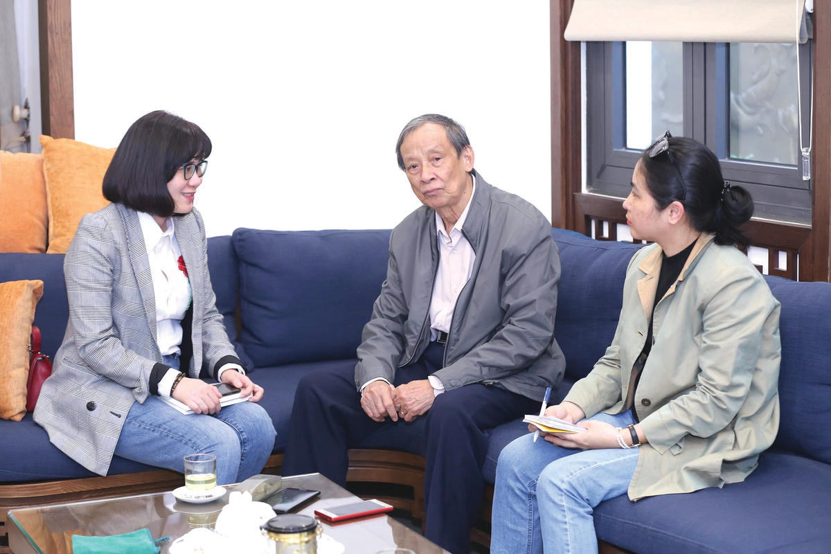 Nhà báo Cao Kim với phóng viên Báo Đại Đoàn Kết. Ảnh: Quang Vinh.
