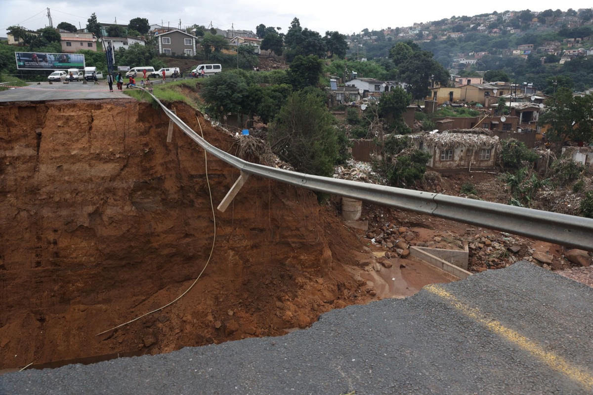 Một con đường bị phá hủy gần Durban. Ảnh: CNN.