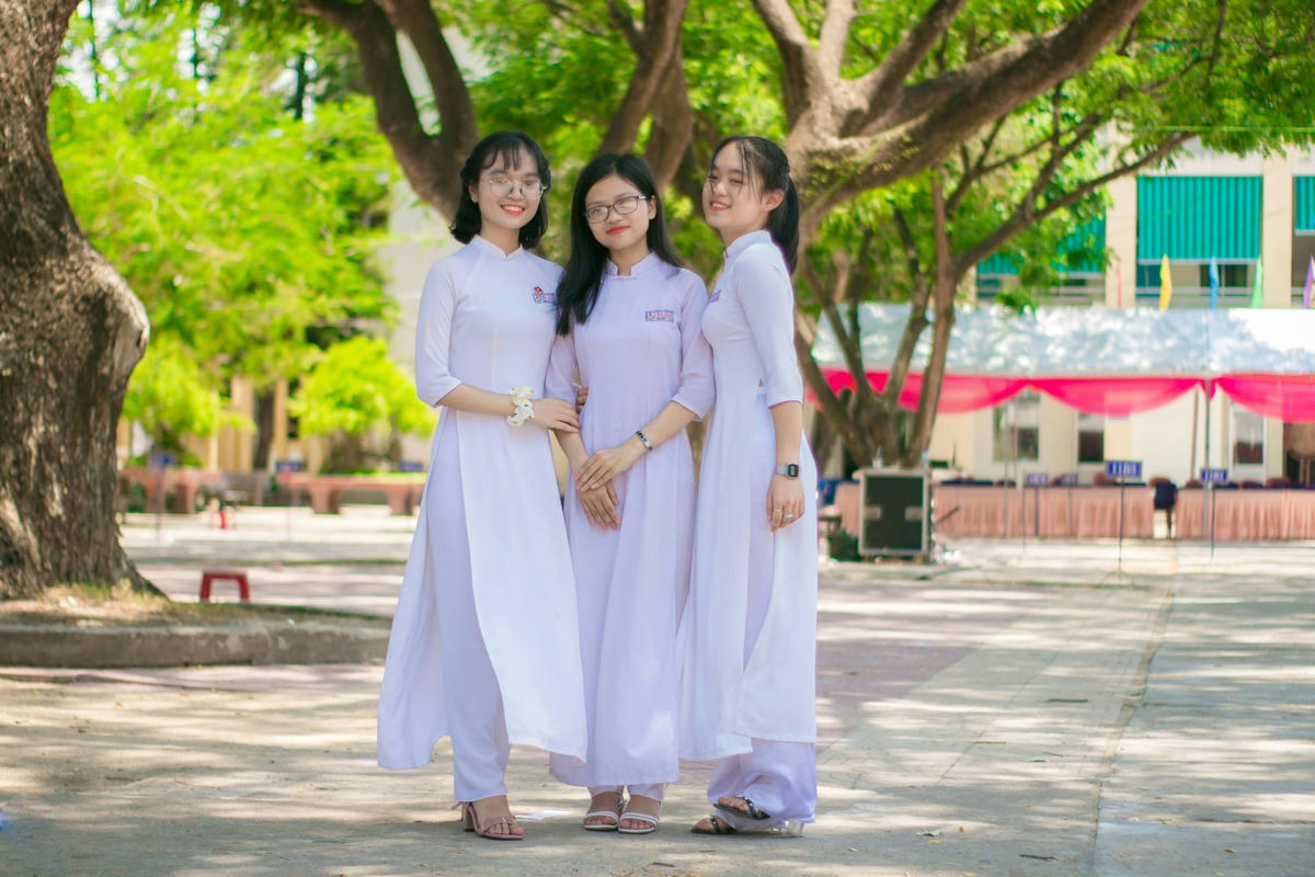 Em Kim Hiệp (ở giữa) cùng các bạn ở trường THPT Ba Gia.