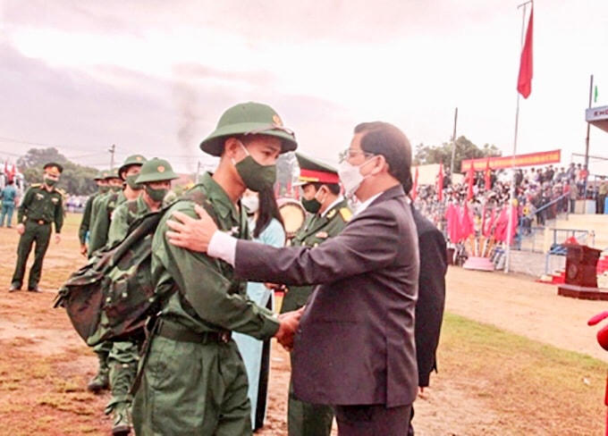 Ông Nguyễn Tấn Tuân, Chủ tịch UBND tỉnh Khánh Hòa đang đông viên tân binh lên đường nhập ngũ.